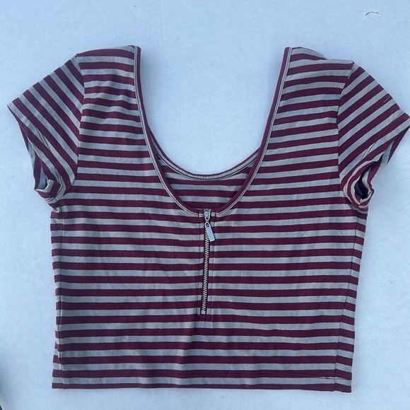 New GUESS CROP TOP FOR WOMENS SZ M - Picture 3 of 5